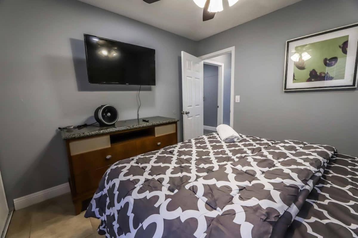 Vegas Living Gorgeous With Pool Near The Strip Holiday home *