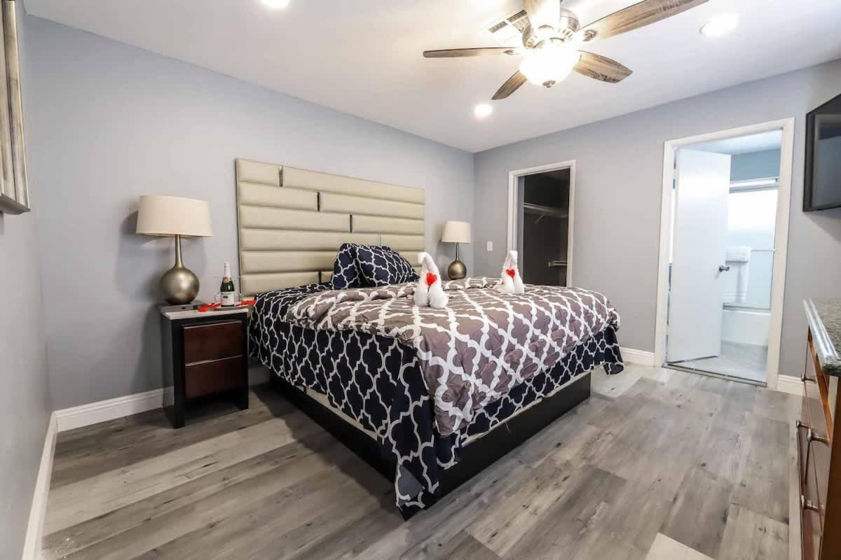 Vegas Living Gorgeous With Pool Near The Strip Holiday home