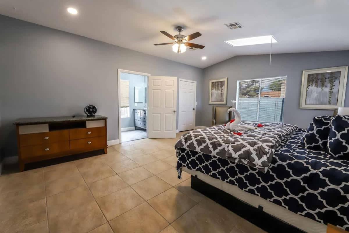 Vegas Living Gorgeous With Pool Near The Strip Holiday home