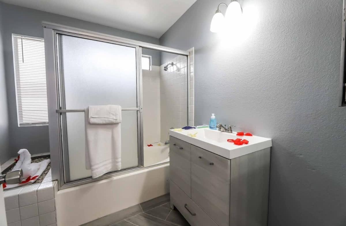 Vegas Living Gorgeous With Pool Near The Strip *