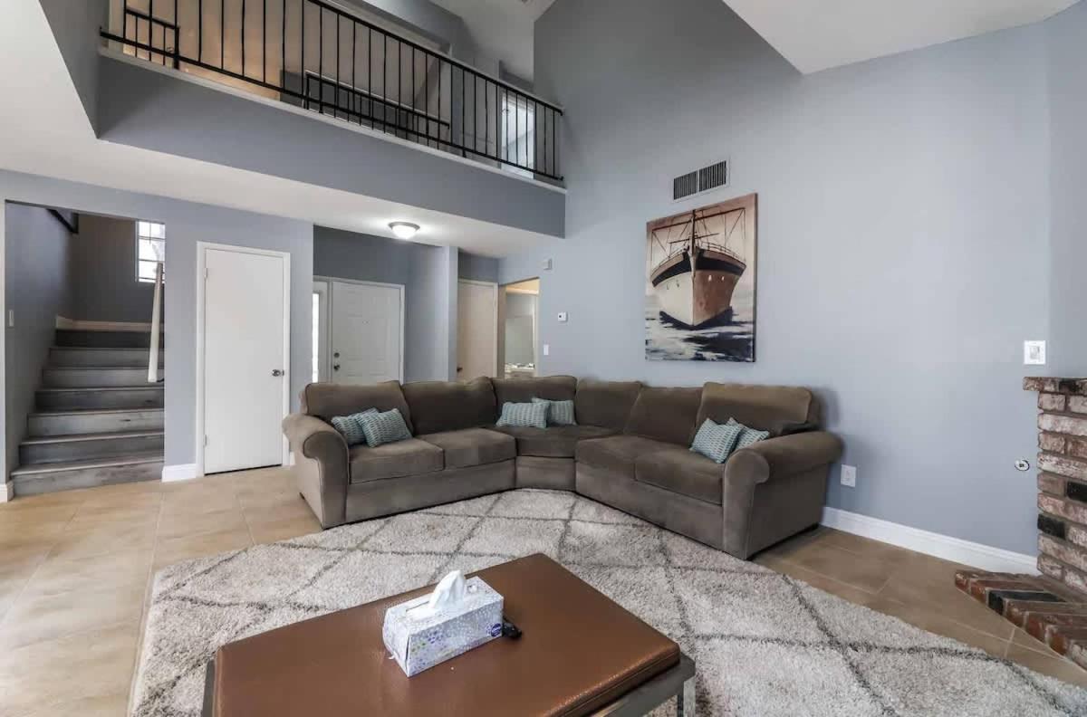 Vegas Living Gorgeous With Pool Near The Strip Holiday home *