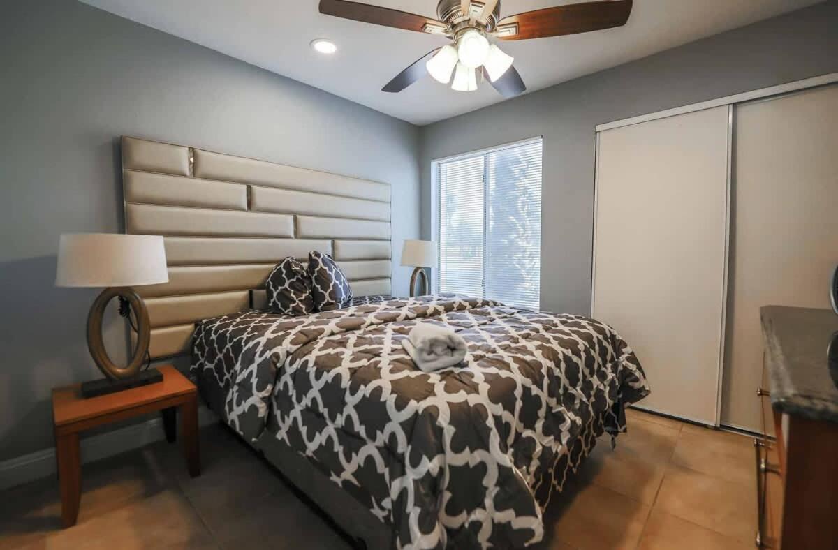 Vegas Living Gorgeous With Pool Near The Strip Holiday home Las Vegas