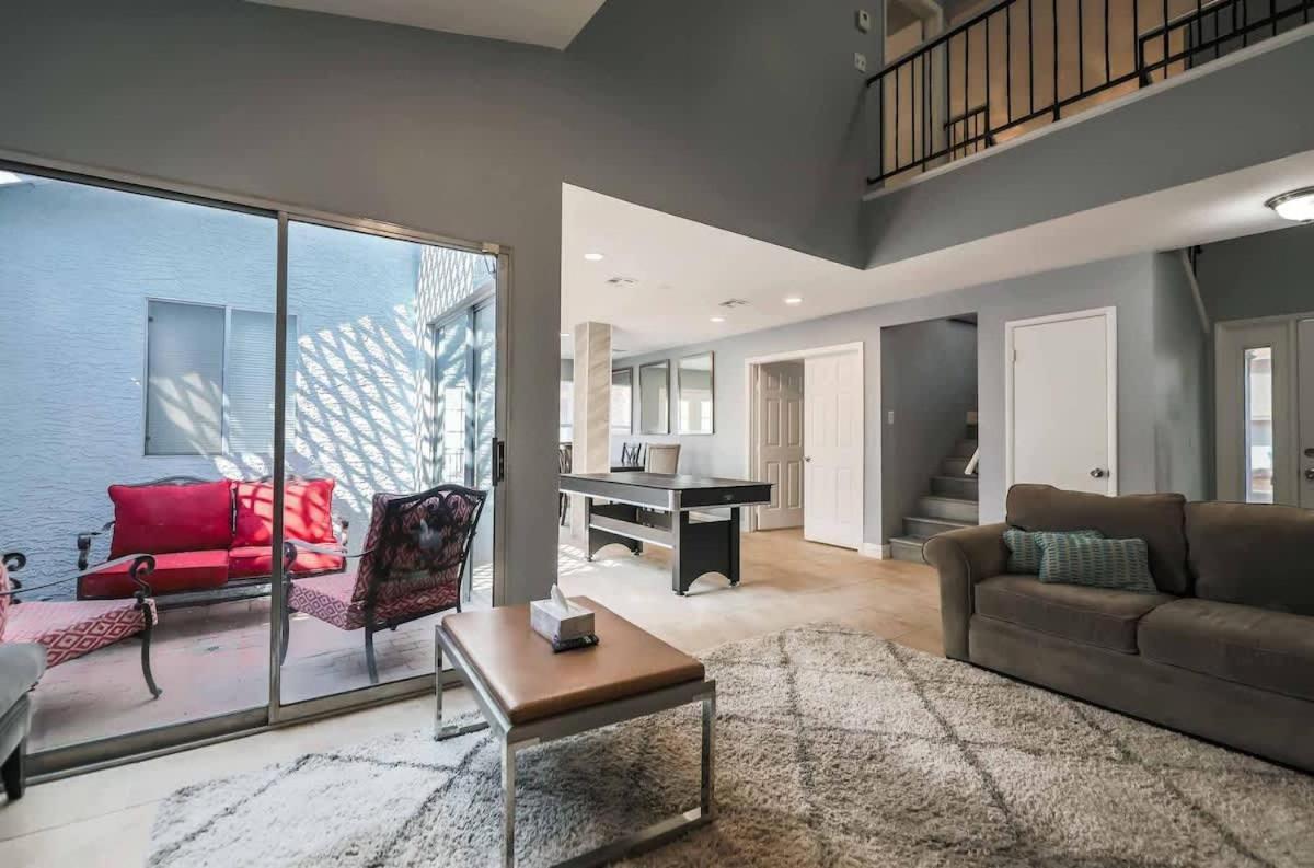 Vegas Living Gorgeous With Pool Near The Strip Holiday home Las Vegas