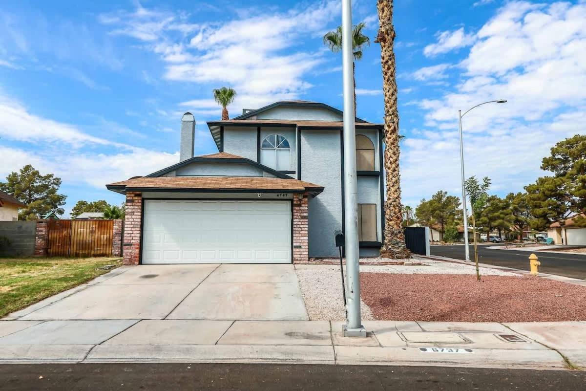 Vegas Living Gorgeous With Pool Near The Strip Holiday home *